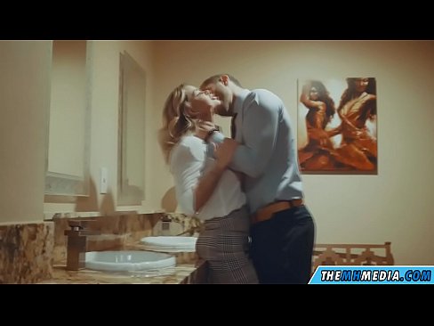 ❤️ Kui rinnakas blondiin võrgutab sind avalikus tualettruumis ❤ Just porn at us ☑